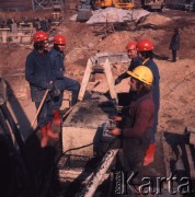 Marzec 1975, Dąbrowa Górnicza, woj. Katowice, Polska.
Budowa Huty Katowice, robotnicy pracujący w kaskach i dzieży ochronnej.
Fot. Romuald Broniarek/KARTA
