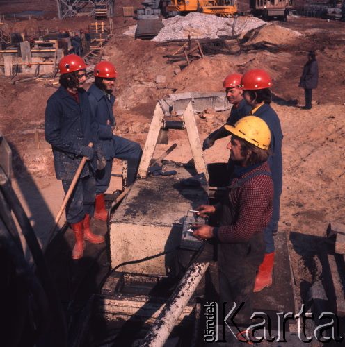Marzec 1975, Dąbrowa Górnicza, woj. Katowice, Polska.
Budowa Huty Katowice, robotnicy pracujący w kaskach i dzieży ochronnej.
Fot. Romuald Broniarek/KARTA

