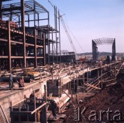 Marzec 1975, Dąbrowa Górnicza, woj. Katowice, Polska.
Budowa Huty Katowice, wznoszenie stalowej konstrukcji.
Fot. Romuald Broniarek/KARTA
