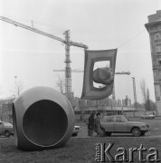 Marzec 1975, Warszawa, Polska.
Przestrzenne formy przed gmachem Zachęty, w tle dźwigi pracujące przy budowie hotelu 