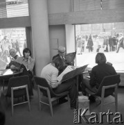Marzec 1975, Warszawa, Polska.
Czytelnicy gazet w czytelni Klubu Międzynarodowej Prasy i Książki. 
Fot. Romuald Broniarek/KARTA