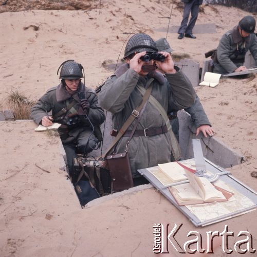 Wrzesień 1975, Toruń, Polska.
Ćwiczenia na poligonie artylerii, obserwacja wyników strzelania z punktu dowodzenia.
Fot. Romuald Broniarek/KARTA