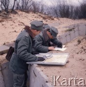 Wrzesień 1975, Toruń, Polska.
Ćwiczenia na poligonie artylerii, żołnierze nanoszący pozycję na mapy.
Fot. Romuald Broniarek/KARTA
