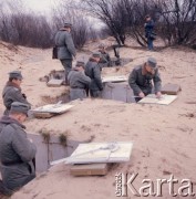 Wrzesień 1975, Toruń, Polska.
Ćwiczenia na poligonie artylerii, żołnierze nanoszący pozycję na mapy.
Fot. Romuald Broniarek/KARTA