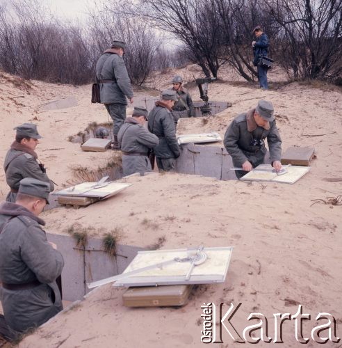 Wrzesień 1975, Toruń, Polska.
Ćwiczenia na poligonie artylerii, żołnierze nanoszący pozycję na mapy.
Fot. Romuald Broniarek/KARTA