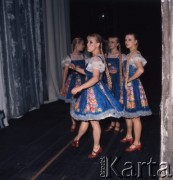 Kwiecień 1975, Warszawa, Polska.
Dni Kultury Radzieckiej, koncert galowy w Sali Kongresowej Pałacu Kultury i Nauki. Tancerki za kulisami.
Fot. Romuald Broniarek/KARTA