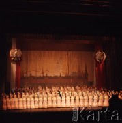 Kwiecień 1975, Warszawa, Polska.
Dni Kultury Radzieckiej, koncert galowy w Sali Kongresowej Pałacu Kultury i Nauki. Wykonawcy na scenie.
Fot. Romuald Broniarek/KARTA
