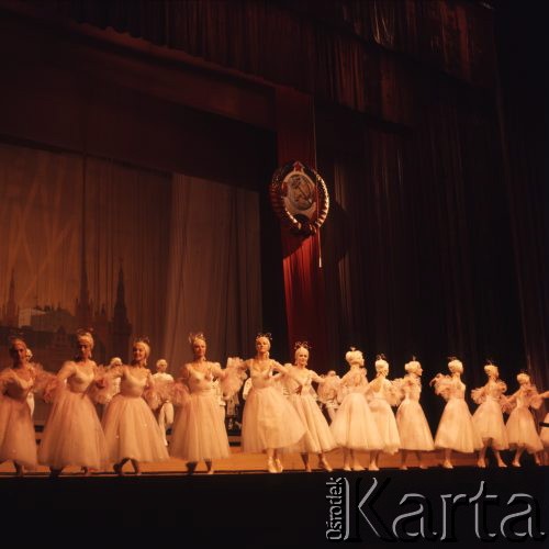 Kwiecień 1975, Warszawa, Polska.
Dni Kultury Radzieckiej, koncert galowy w Sali Kongresowej Pałacu Kultury i Nauki. Występ zespołu baletowego.
Fot. Romuald Broniarek/KARTA
