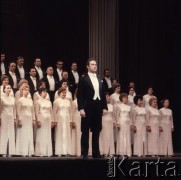 Kwiecień 1975, Warszawa, Polska.
Dni Kultury Radzieckiej, koncert galowy w Sali Kongresowej Pałacu Kultury i Nauki. Występ chóru.
Fot. Romuald Broniarek/KARTA
