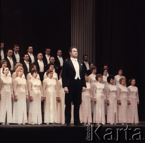 Kwiecień 1975, Warszawa, Polska.
Dni Kultury Radzieckiej, koncert galowy w Sali Kongresowej Pałacu Kultury i Nauki. Występ chóru.
Fot. Romuald Broniarek/KARTA
