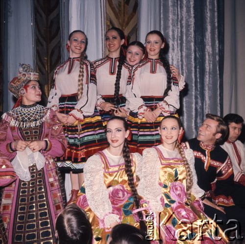 Kwiecień 1975, Warszawa, Polska.
Dni Kultury Radzieckiej, koncert galowy w Sali Kongresowej Pałacu Kultury i Nauki, członkowie zespołów folklorystycznych.
Fot. Romuald Broniarek/KARTA
