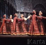 Kwiecień 1975, Warszawa, Polska.
Dni Kultury Radzieckiej, koncert galowy w Sali Kongresowej Pałacu Kultury i Nauki. Występ zespołu folklorystycznego.
Fot. Romuald Broniarek/KARTA
