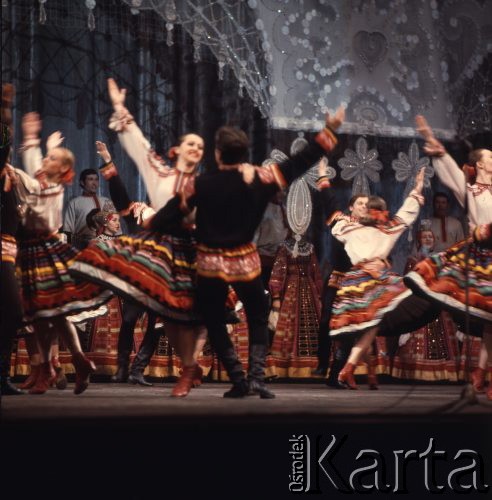 Kwiecień 1975, Warszawa, Polska.
Dni Kultury Radzieckiej, koncert galowy w Sali Kongresowej Pałacu Kultury i Nauki. Występ zespołu folklorystycznego.
Fot. Romuald Broniarek/KARTA
