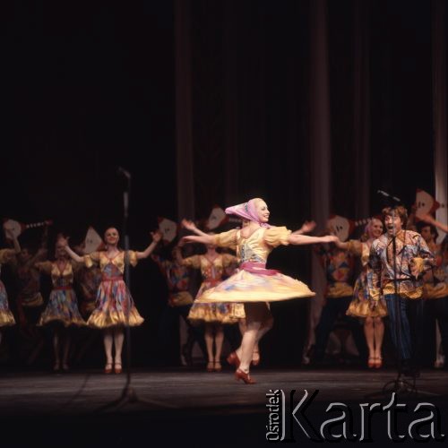 Kwiecień 1975, Warszawa, Polska.
Dni Kultury Radzieckiej, koncert galowy w Sali Kongresowej Pałacu Kultury i Nauki, występ zespołu folklorystycznego.
Fot. Romuald Broniarek/KARTA
