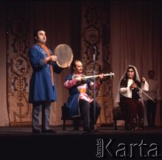 Kwiecień 1975, Warszawa, Polska.
Dni Kultury Radzieckiej, koncert galowy w Sali Kongresowej Pałacu Kultury i Nauki, występ zespołu folklorystycznego.
Fot. Romuald Broniarek/KARTA
