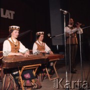 Kwiecień 1975, Warszawa, Polska.
Dni Kultury Radzieckiej, koncert laureatów konkursu piosenki radzieckiej, występ zespołu folklorystycznego z ZSRR.
Fot. Romuald Broniarek/KARTA
