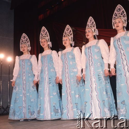 Kwiecień 1975, Warszawa, Polska.
Dni Kultury Radzieckiej, koncert stołecznych laureatów konkursu piosenki radzieckiej, występ zespołu folklorystycznego z ZSRR.
Fot. Romuald Broniarek/KARTA