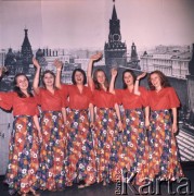 Kwiecień 1975, Warszawa, Polska.
Dni Kultury Radzieckiej, koncert stołecznych laureatów konkursu piosenki radzieckiej, dziewczęta z zespołu wokalnego na tle fotografii Placu Czerwonego.
Fot. Romuald Broniarek/KARTA
