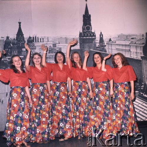 Kwiecień 1975, Warszawa, Polska.
Dni Kultury Radzieckiej, koncert stołecznych laureatów konkursu piosenki radzieckiej, dziewczęta z zespołu wokalnego na tle fotografii Placu Czerwonego.
Fot. Romuald Broniarek/KARTA
