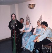 Kwiecień 1975, Warszawa, Polska.
Dni Kultury Radzieckiej,  występy zespołów folklorystycznych, tancerze w strojach regionalnych za kulisami.
Fot. Romuald Broniarek/KARTA
