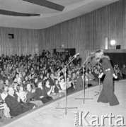 Kwiecień 1975, Warszawa, Polska.
Dni Kultury Radzieckiej, koncert stołecznych laureatów konkursu piosenki radzieckiej.
Fot. Romuald Broniarek/KARTA