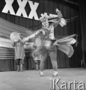 Kwiecień 1975, Warszawa, Polska.
Dni Kultury Radzieckiej, koncert stołecznych laureatów konkursu piosenki radzieckiej, występ zespołu folklorystycznego z ZSRR.
Fot. Romuald Broniarek/KARTA
