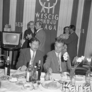 Maj 1959, Warszawa, Polska. 
Warszawska Fabryka Motocykli gości radziecką drużynę na XII Wyścig Pokoju Berlin-Praga-Warszawa - dwaj mężczyźni siedzą za stołem, w tle tańczące pary.
Fot. Romuald Broniarek/KARTA