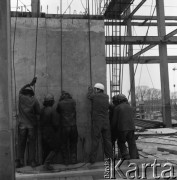 Kwiecień 1975, Międzylesie, Polska.
Budowa Centrum Zdrowia Dziecka, robotnicy w kaskach i odzieży ochronnej.
Fot. Romuald Broniarek/KARTA