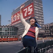 Kwiecień 1975, Warszawa, Polska.
Radziecka piosenkarka polskiego pochodzenia Edyta Piecha, w tle Rotunda PKO i budynek z transparentem 