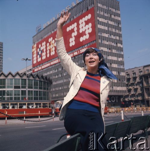 Kwiecień 1975, Warszawa, Polska.
Radziecka piosenkarka polskiego pochodzenia Edyta Piecha, w tle Rotunda PKO i budynek z transparentem 