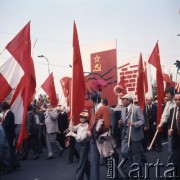 1.05.1975, Warszawa, Polska. 
Obchody święta 1 Maja, uczestnicy pochodu niosący polskie i radzieckie flagi.
Fot. Romuald Broniarek/KARTA
