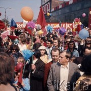 1.05.1975, Warszawa, Polska. 
Obchody święta 1 Maja, uczestnicy pochodu niosący kwiaty z bibuły i baloniki.
Fot. Romuald Broniarek/KARTA
