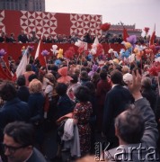 1.05.1975, Warszawa, Polska. 
Obchody święta 1 Maja, uczestnicy pochodu przechodzą przed trybuną honorową, na której stoją przedstawiciele władz państwowych, m.in. gen. Wojciech Jaruzelski, Piotr Jaroszewicz, Edward Gierek, Józef Kępa i Henryk Jabłoński.
Fot. Romuald Broniarek/KARTA
