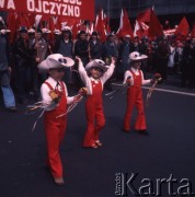 1.05.1975, Warszawa, Polska. 
Obchody święta 1 Maja, delegacja hutników w pochodzie, na pierwszym planie trójka dzieci w białych bluzkach, czerwonych spodniach i hutniczych kapeluszach.
Fot. Romuald Broniarek/KARTA
