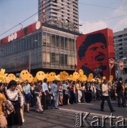 1.05.1975, Warszawa, Polska. 
Obchody święta 1 Maja, w pochodzie idą uczniowie Technikum Drogowego, w tle portret Włodzimierza Lenina.
Fot. Romuald Broniarek/KARTA
