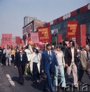 1.05.1975, Warszawa, Polska. 
Obchody święta 1 Maja, uczestnicy pochodu z hasłami 