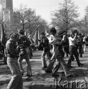 1.05.1975, Warszawa, Polska. 
Obchody święta 1 Maja, fotoreporterzy robiący zdjęcia uczestnikom pochodu.
Fot. Romuald Broniarek/KARTA
