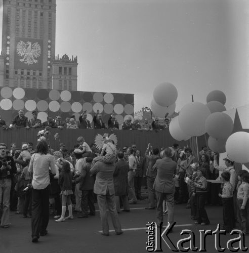 1.05.1975, Warszawa, Polska. 
Obchody święta 1 Maja, uczestnicy pochodu przechodzą przed trybuną honorową, na której stoją przedstawiciele władz państwowych, m.in. gen. Wojciech Jaruzelski, Edward Babiuch, Piotr Jaroszewicz, Edward Gierek, Józef Kępa i Henryk Jabłoński.
Fot. Romuald Broniarek/KARTA
