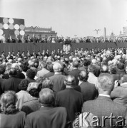 1.05.1975, Warszawa, Polska. 
Obchody święta 1 Maja, uczestnicy pochodu przed trybuną honorową, na której stoją przedstawiciele władz państwowych, m.in. gen. Wojciech Jaruzelski, Edward Babiuch, Piotr Jaroszewicz, Edward Gierek, Józef Kępa i Henryk Jabłoński.. Hasło na ścianie Pałacu Kultury i Nauki 