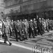 1.05.1975, Warszawa, Polska. 
Obchody święta 1 Maja, przedstawiciele władz państwowych w pochodzie, idą od lewej: gen. Wojciech Jaruzelski, Edward Babiuch, NN, Henryk Jabłoński, Józef Kępa, Edward Gierek, Piotr Jaroszewicz.
Fot. Romuald Broniarek/KARTA
