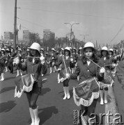1.05.1975, Warszawa, Polska. 
Obchody święta 1 Maja, pochód przechodzący ulicą Marszałkowską, dziewczyny grające na bębnach.
Fot. Romuald Broniarek/KARTA
