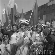 1.05.1975, Warszawa, Polska. 
Obchody święta 1 Maja, uczestnicy pochodu przechodzą ulicą Marszałkowską, na pierwszym planie dwie pielęgniarki w czepkach i fartuchach.
Fot. Romuald Broniarek/KARTA
