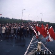 Kwiecień 1975, Terespol lub Siedlce, Polska.
Powitanie radzieckich weteranów II wojny światowej, którzy przyjechali z wizytą do Polski. Grupa osób idących ulicą, z prawej biało-czerwone i czerwone flagi.
Fot. Romuald Broniarek/KARTA