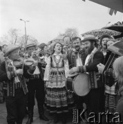 Kwiecień 1975, Terespol lub Siedlce, Polska.
Powitanie radzieckich weteranów II wojny światowej, którzy przyjechali z wizytą do Polski. Występ zespołu folklorystycznego.
Fot. Romuald Broniarek/KARTA
