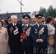 Kwiecień 1975, Warszawa, Polska.
Plac Zwycięstwa, uroczystości z udziałem radzieckich weteranów II wojny światowej. Kombatanci w mundurach z przypiętymi medalami. W tle dźwig pracujący przy budowie hotelu Victoria.
Fot. Romuald Broniarek/KARTA