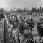 Kwiecień 1975, Pułtusk, Polska.
Weterani II wojny światowej z wizytą na Cmentarzu Żołnierzy Radzieckich.
Fot. Romuald Broniarek/KARTA