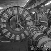 Kwiecień 1975, Ożarów Mazowiecki, Polska.
Dwie pracownice ożarowskiej Fabryki Kabli w hali produkcyjnej.
Fot. Romuald Broniarek/KARTA