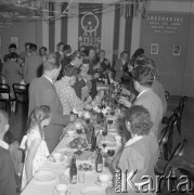 Maj 1959, Warszawa, Polska. 
Warszawska Fabryka Motocykli gości radziecką drużynę startującą w XII Wyścigu Pokoju. Zebrani wznoszą toast. Na ścianie po prawej wisi hasło propagandowe: 