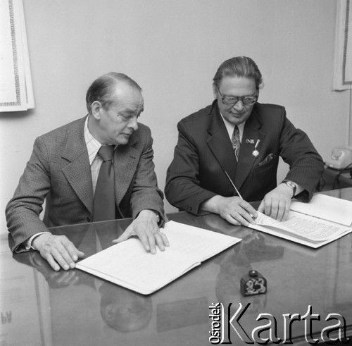 Maj 1975, Warszawa, Polska.
Teatr Polski, podpisanie umowy o współpracy z moskiewskim MChAT-em. Z lewej siedzi dyrektor Teatru Polskiego, aktor August Kowalczyk.
Fot. Romuald Broniarek/KARTA