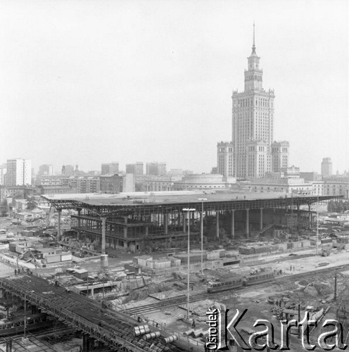 Maj 1975, Warszawa, Polska.
Budowa Dworca Centralnego, na pierwszym planie wiadukt ulicy Chałubińskiego oraz tramwaje jadące Alejami Jerozolimskimi, w tle Pałac Kultury i Nauki.
Fot. Romuald Broniarek/KARTA
